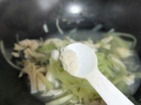 关火加入鸡粉。