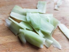 莴笋去皮洗干净，切片。