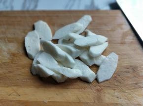 山药戴上手套，去皮，切片。