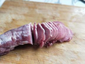 里脊肉洗干净切片。