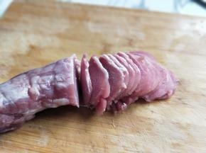 里脊肉洗干净切片。