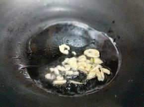 起油锅加入蒜炒香。