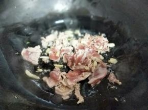 再加入肉片煸炒。