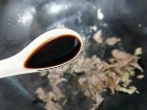 炒至变色后，加入生抽，料酒，煸炒。