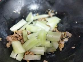 加入切好的莴笋。