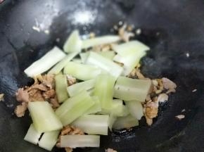 加入切好的莴笋。