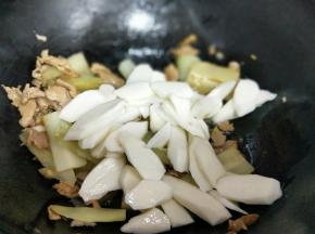 再加入切好的山药。