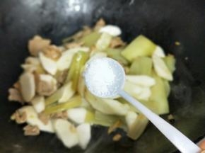 加入盐，再加入少许水，大火烧开，1-2分钟即可。