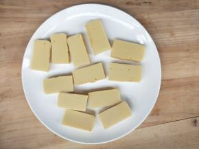 切成大小适中的块。