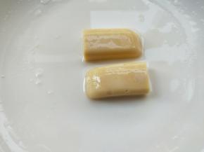 均匀裹上水淀粉，也可以裹上鸡蛋液。