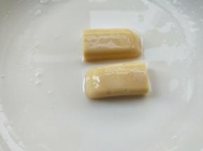 均匀裹上水淀粉，也可以裹上鸡蛋液。