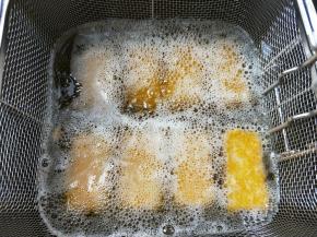 烧热，把滤网放入油锅。