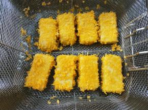 炸至金黄色捞出。