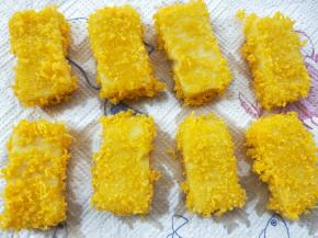 用厨房纸吸一下多余的油。