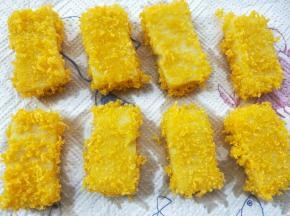 用厨房纸吸一下多余的油。
