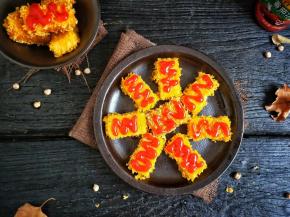 挤上番茄沙司。