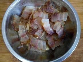 腊肉放在锅中，隔水蒸15分钟。