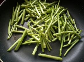 放入藜蒿翻炒均匀。