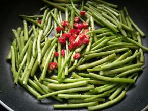 放入小米椒，翻炒均匀。
