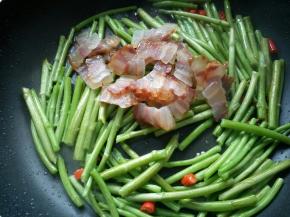 放入蒸好的腊肉。