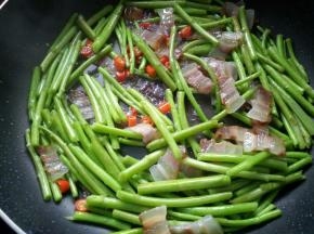 煸炒片刻。