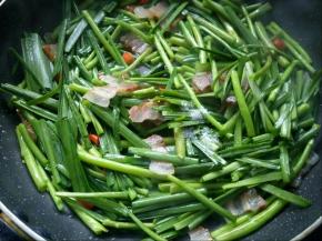 放少许盐翻炒均匀关火。