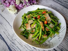 一道美味的藜蒿炒腊肉制作完成。