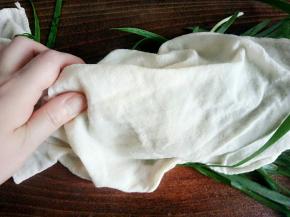 用布把水分擦干