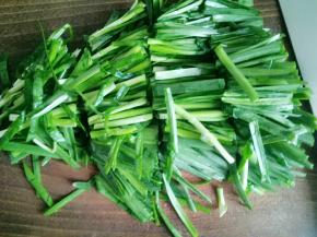 把韭菜切段