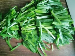 把韭菜切段