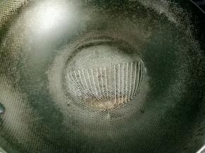 热锅中放油