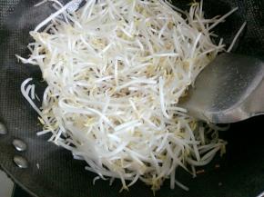放入豆芽，炒去水分