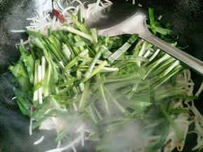豆芽断生后放入韭菜