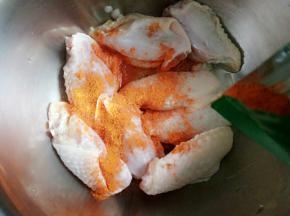 撒上烤料粉
