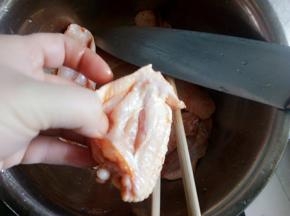 忘记划开了，每个鸡翅正反面划两刀