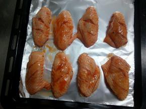 腌制差不多了，烤盘放上锡纸，把鸡翅摆好，烤箱180℃/10分钟预热