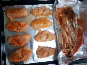 另一边用锡纸做一个盒子把鱿鱼须放进去