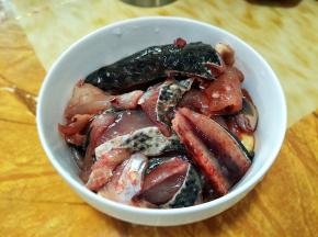 准备好条鱼，让卖鱼的把鱼削片。