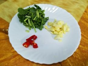辣椒切段，蒜头切小块。香菜切段