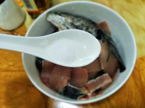 鱼肉洗干净加入一勺盐