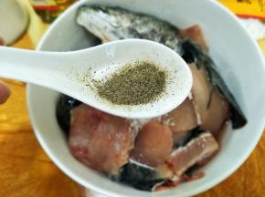 半勺子黑胡椒粉