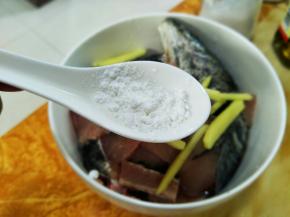 两勺生粉！然后搅拌均匀，放在一旁或者冰箱冷藏腌制20分钟以上