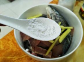 两勺生粉！然后搅拌均匀，放在一旁或者冰箱冷藏腌制20分钟以上