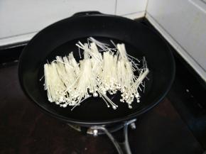 陶瓷锅放入水跟金针菇，烫熟捞起来