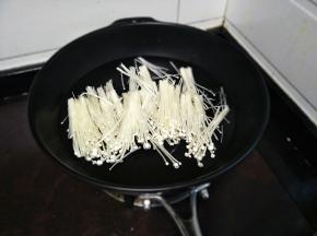 陶瓷锅放入水跟金针菇，烫熟捞起来