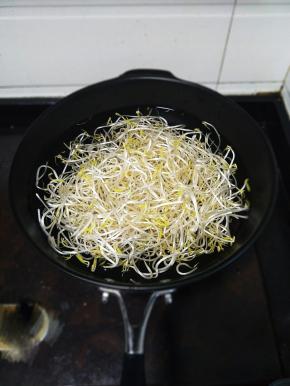 豆芽也是烫熟捞起来