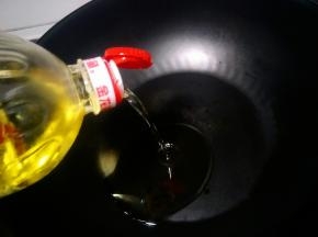 锅里加入适量油。