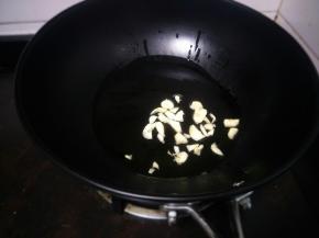 油热放入蒜蓉块爆香
