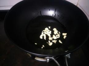 油热放入蒜蓉块爆香
