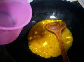 再加入适量的水煮滾